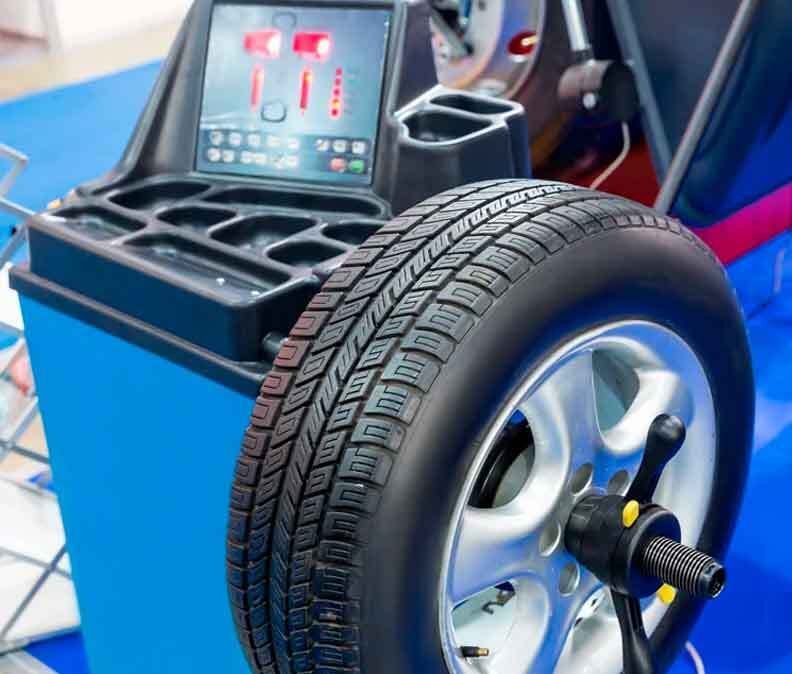 Balanceamento de rodas em uma oficina moderna, equipamento de última geração e ambiente limpo e organizado